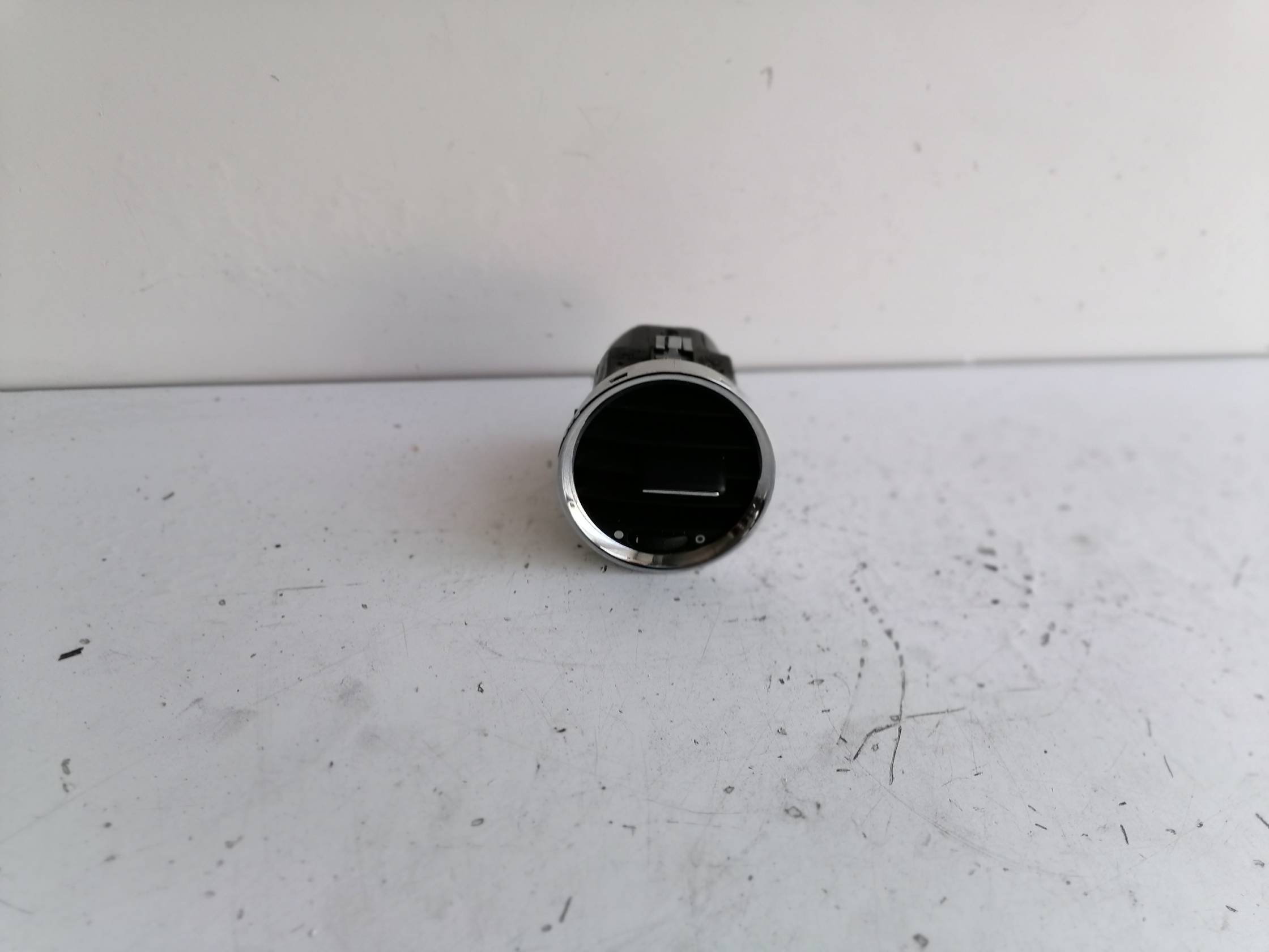 Bocchetta aria lat. cruscotto sx. Bocchetta aria lat. cruscotto sx.