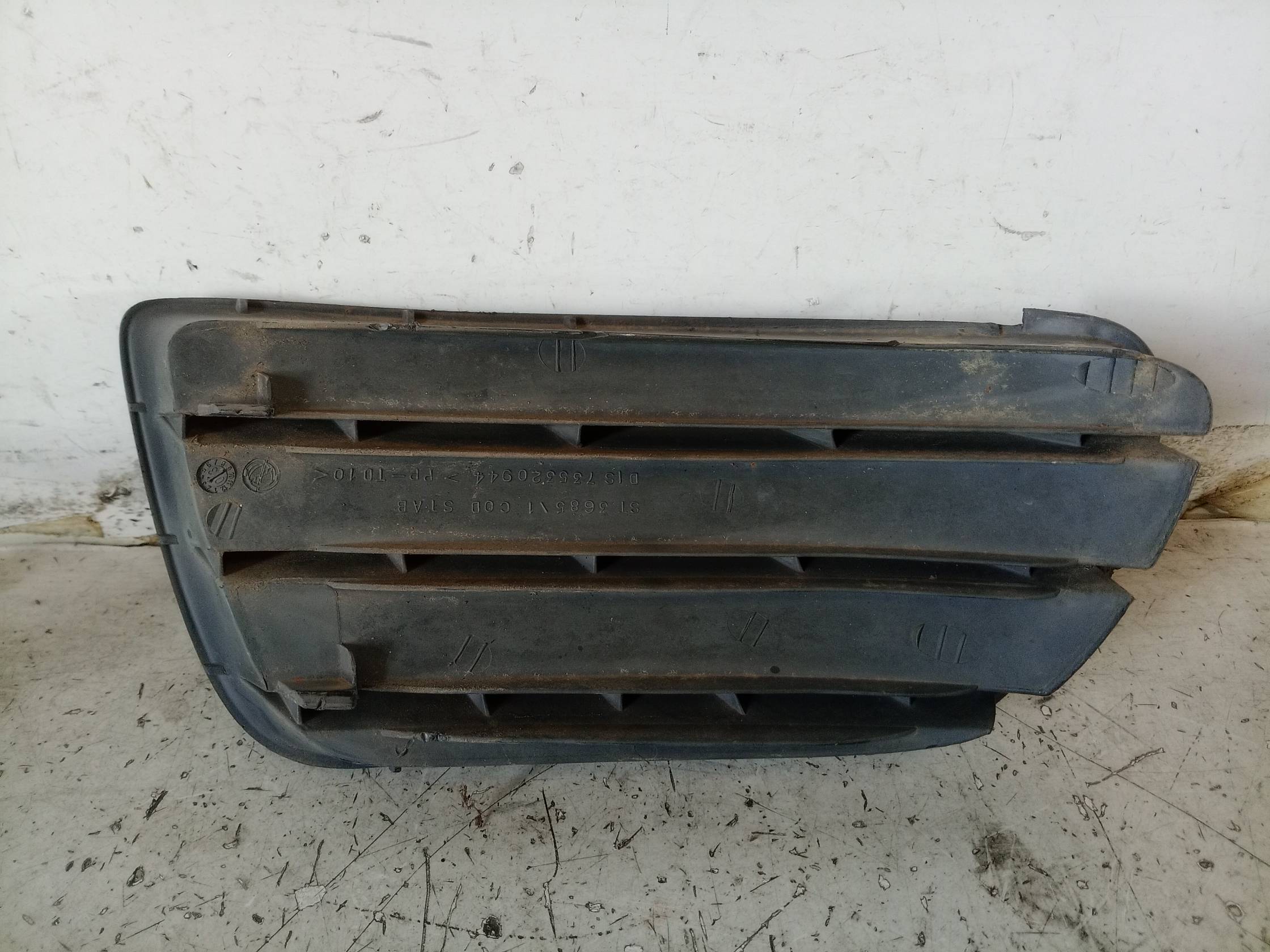 Griglia lat. paraurti ant. dx.