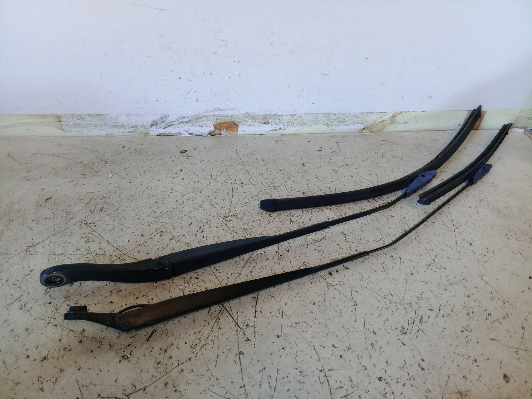 Braccio tergiparabrezza sx.