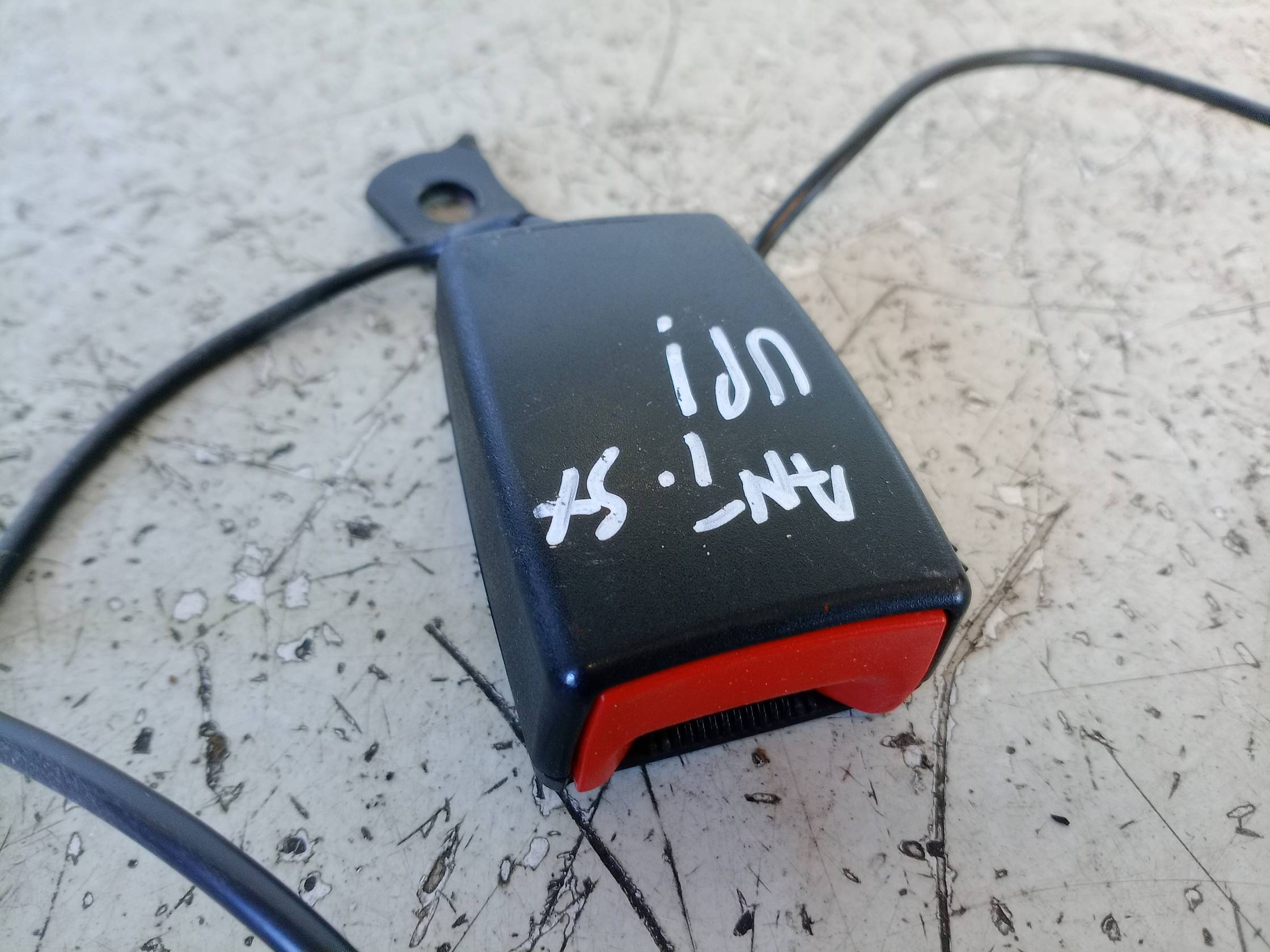 Aggancio cintura di sicurezza anteriore sx.