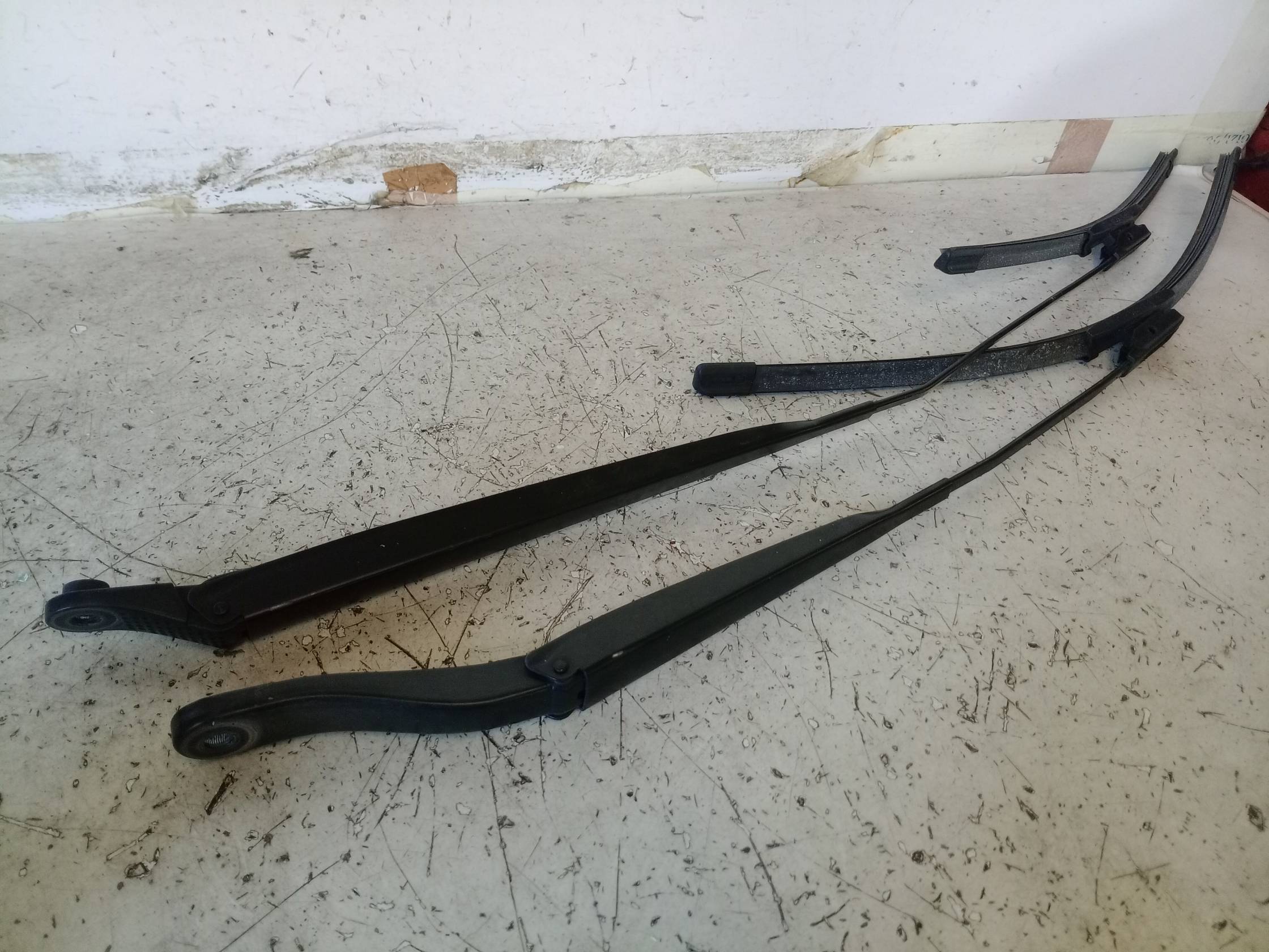 Braccio tergiparabrezza sx.