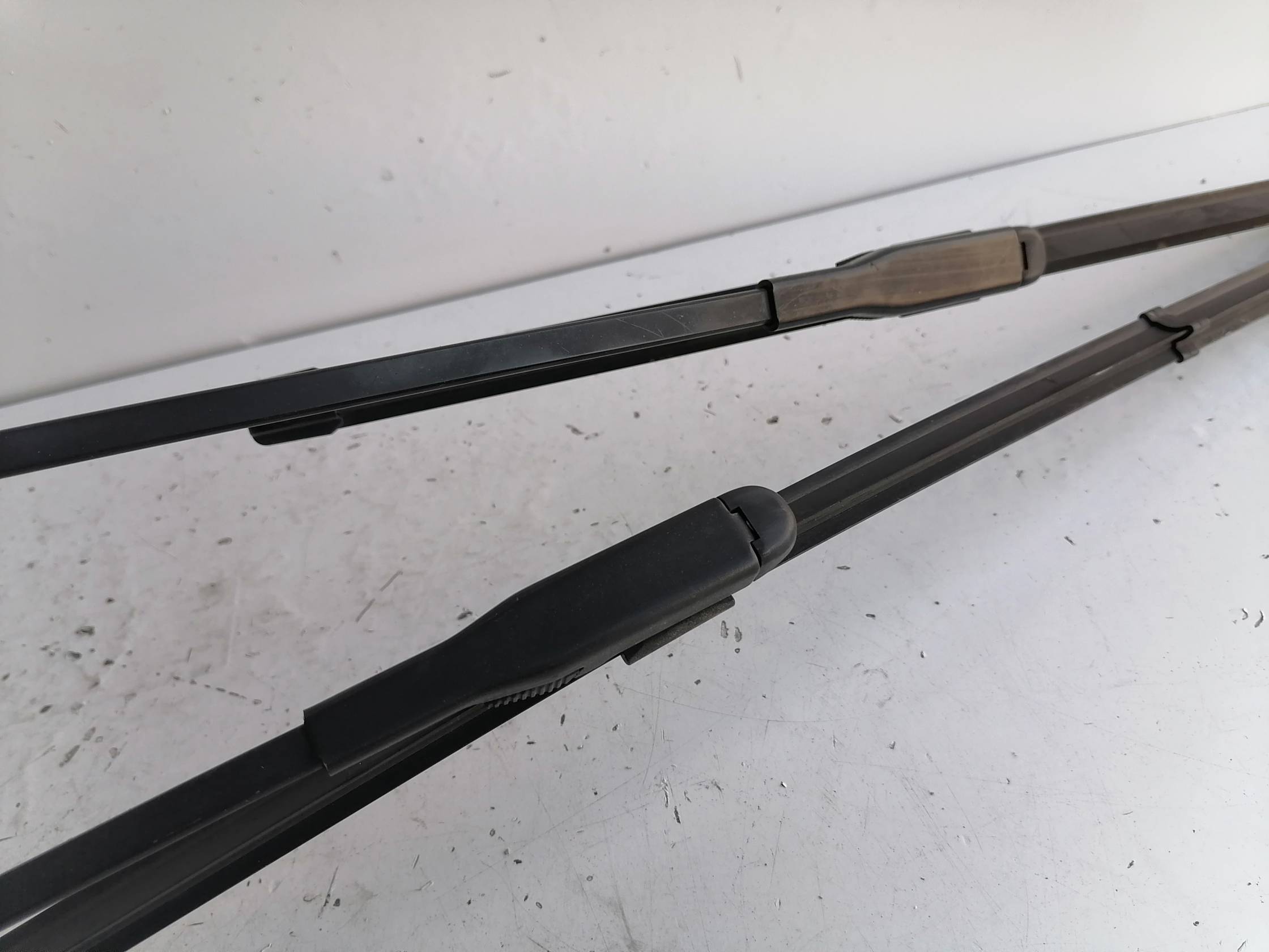 Braccio tergiparabrezza sx.