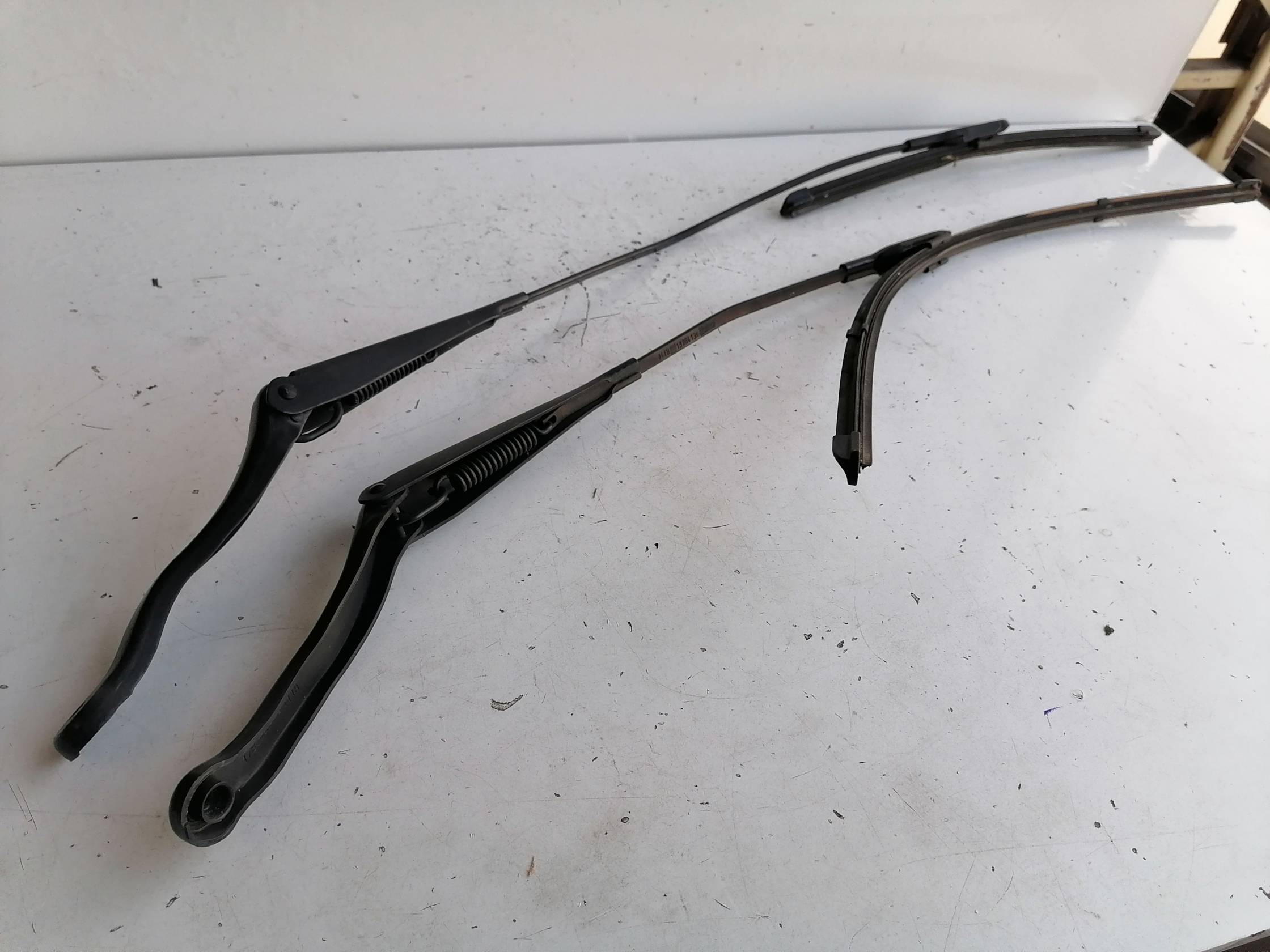 Braccio tergiparabrezza sx.