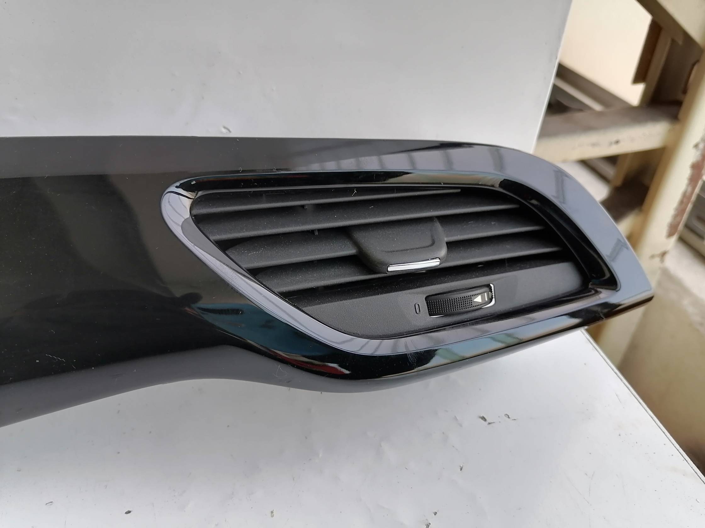 Bocchetta aria lat. cruscotto dx. Bocchetta aria lat. cruscotto dx.