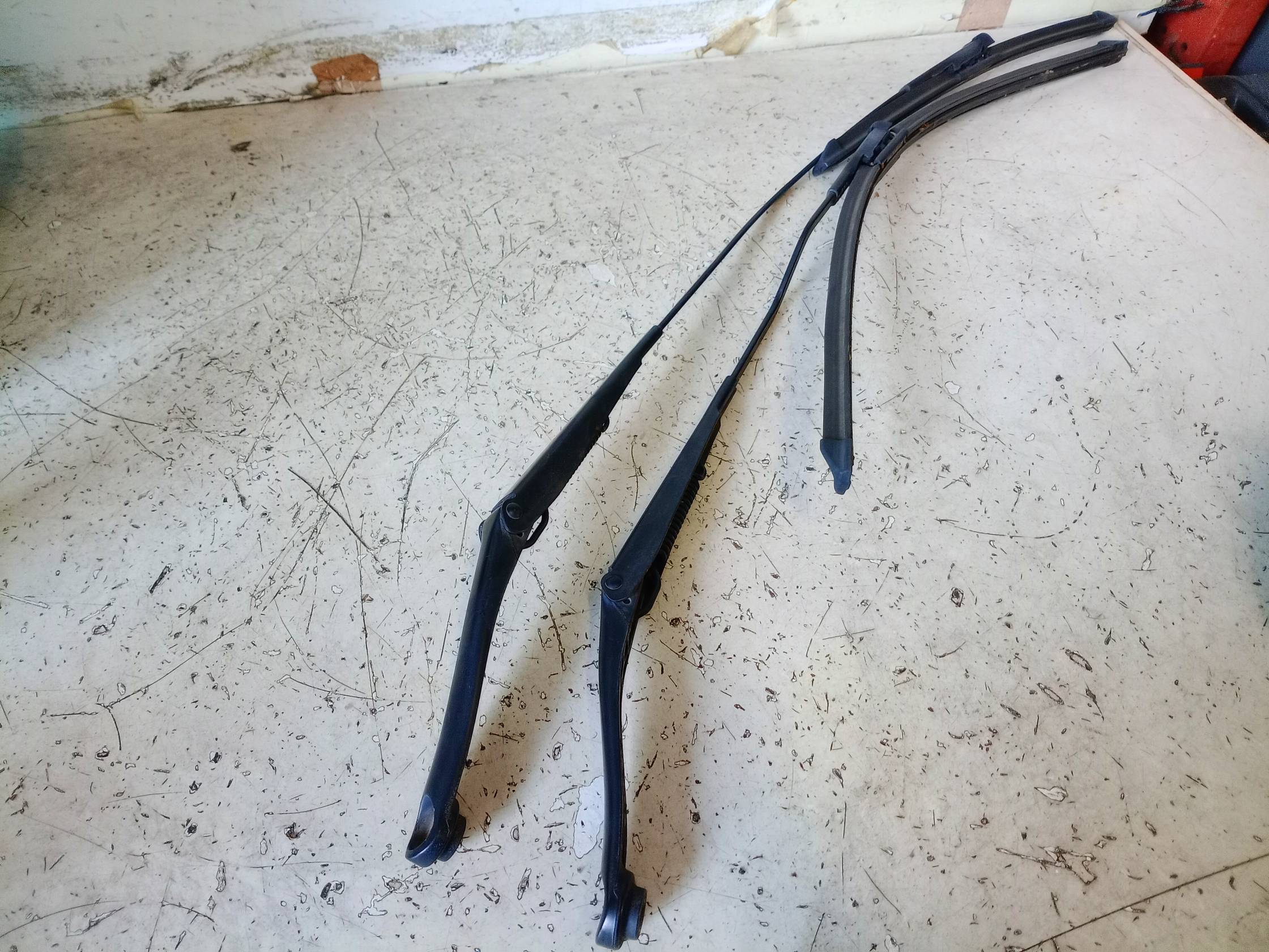 Braccio tergiparabrezza sx.