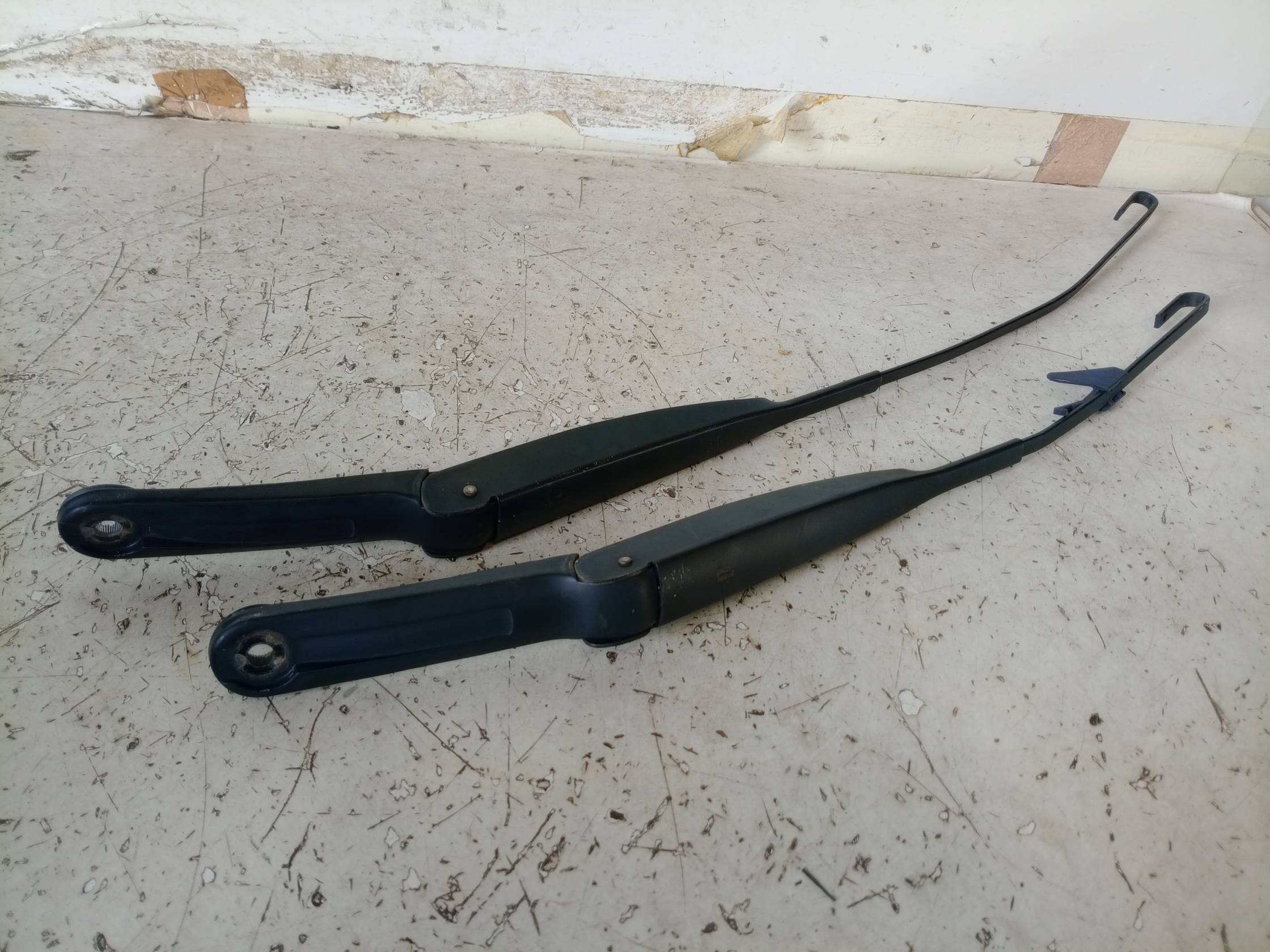 Braccio tergiparabrezza dx.