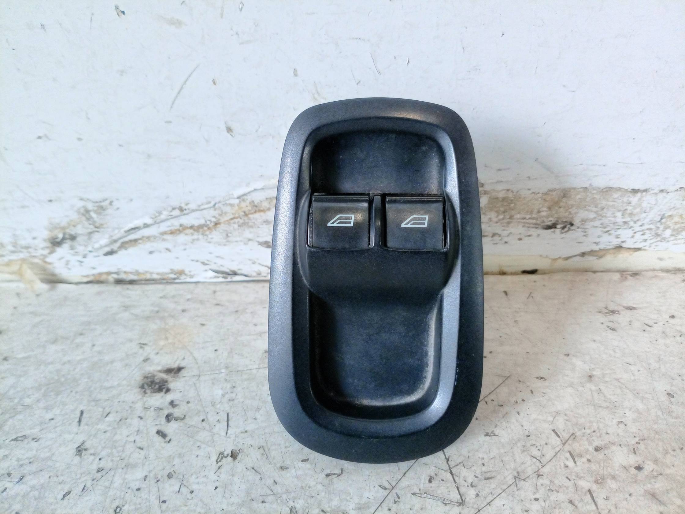 Blocco comandi alzacristalli sx.