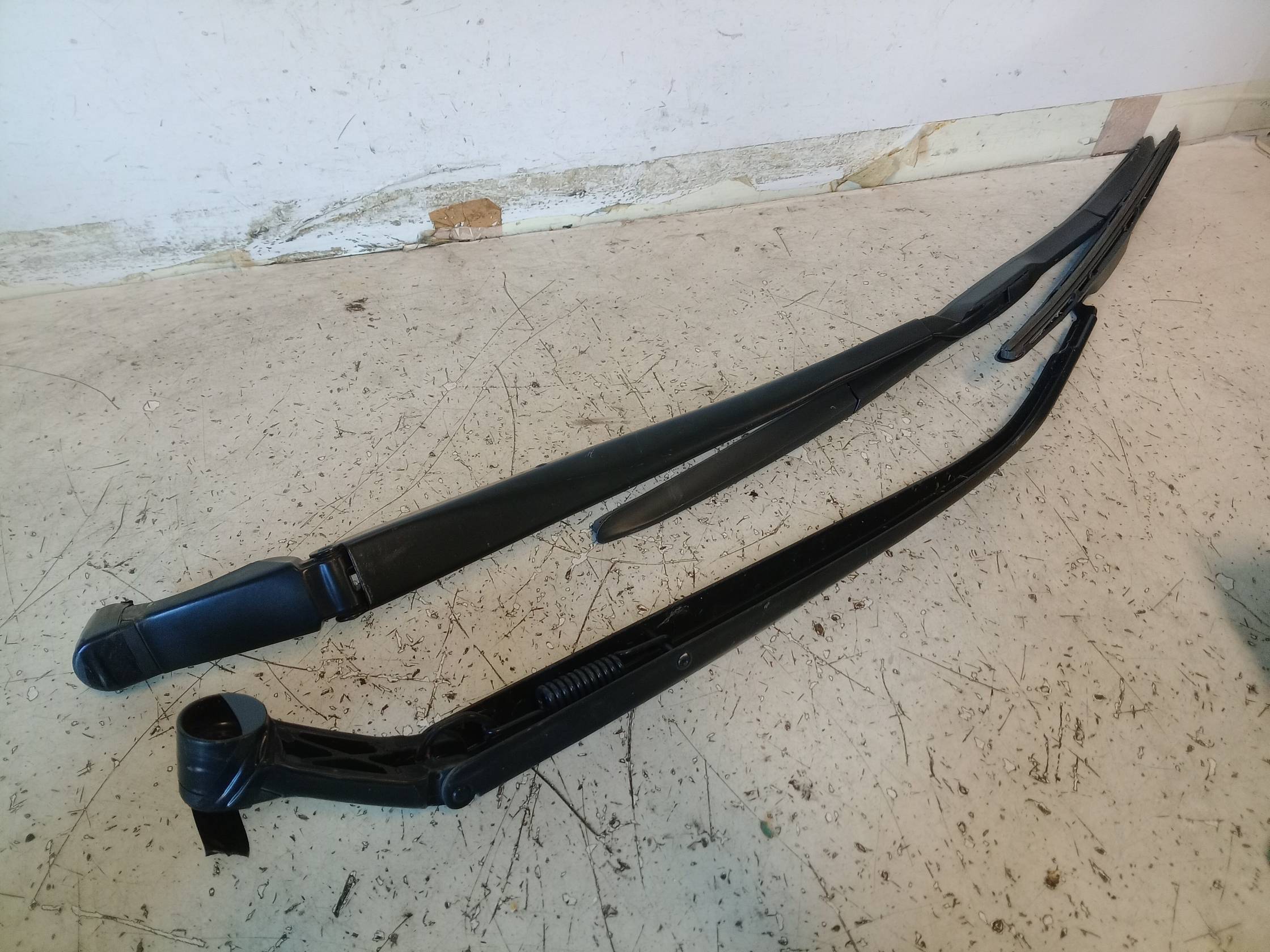 Braccio tergiparabrezza sx.