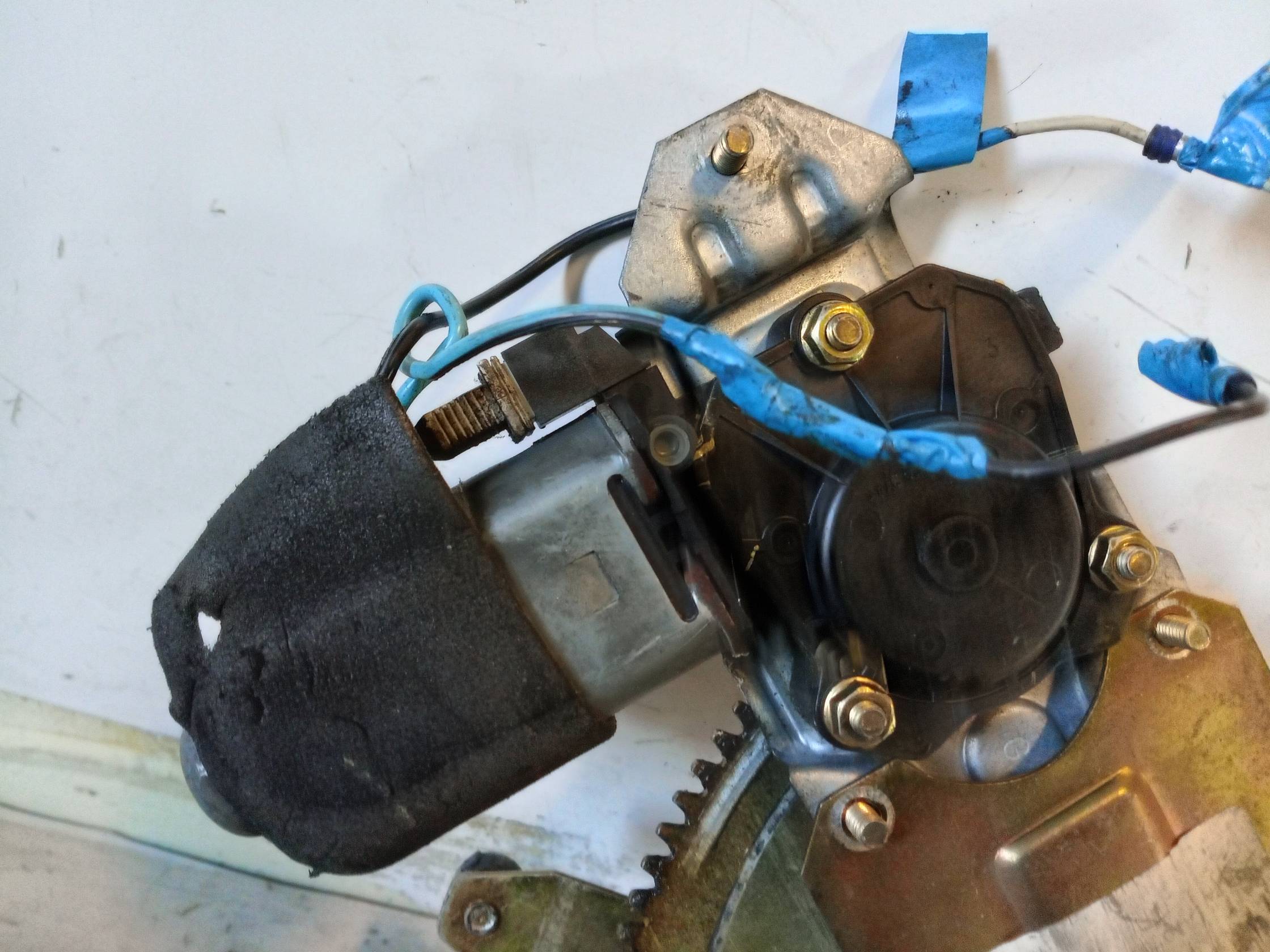 Alzacristallo elettr. porta ant. con motorino sx. Alzacristallo elettr. porta ant. con motorino sx.