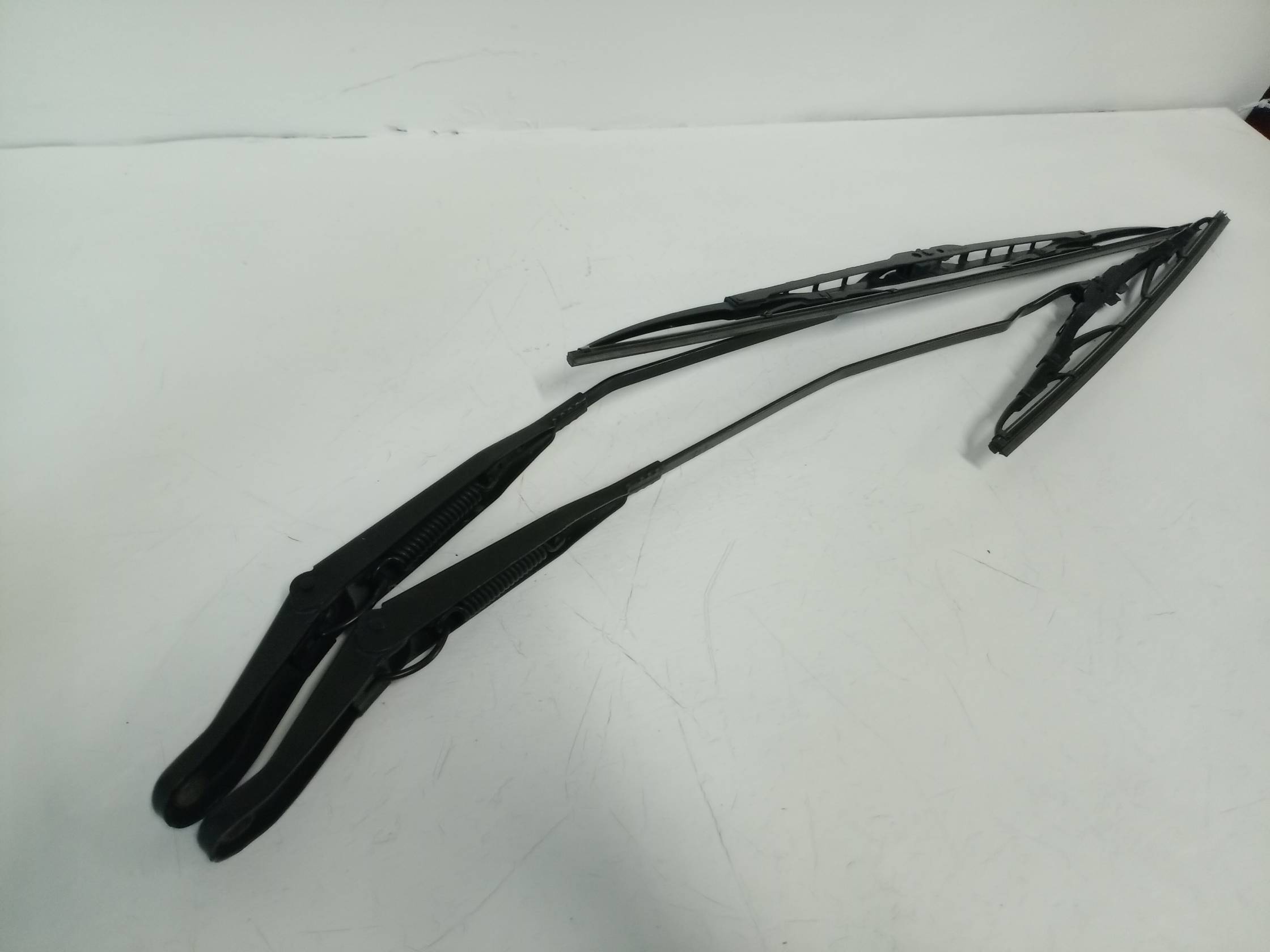 Braccio tergiparabrezza sx.