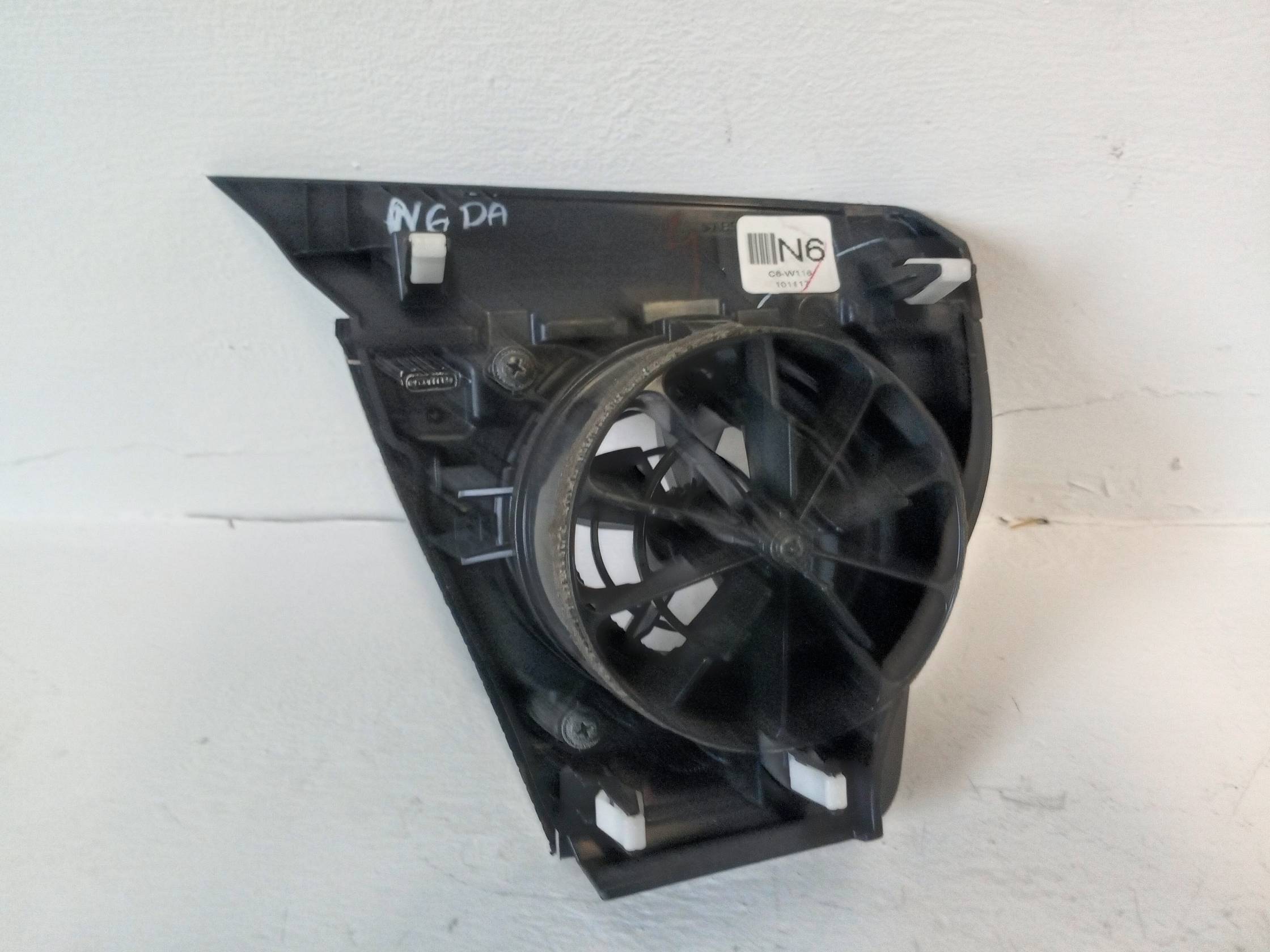 Bocchetta aria lat. cruscotto sx. Bocchetta aria lat. cruscotto sx.