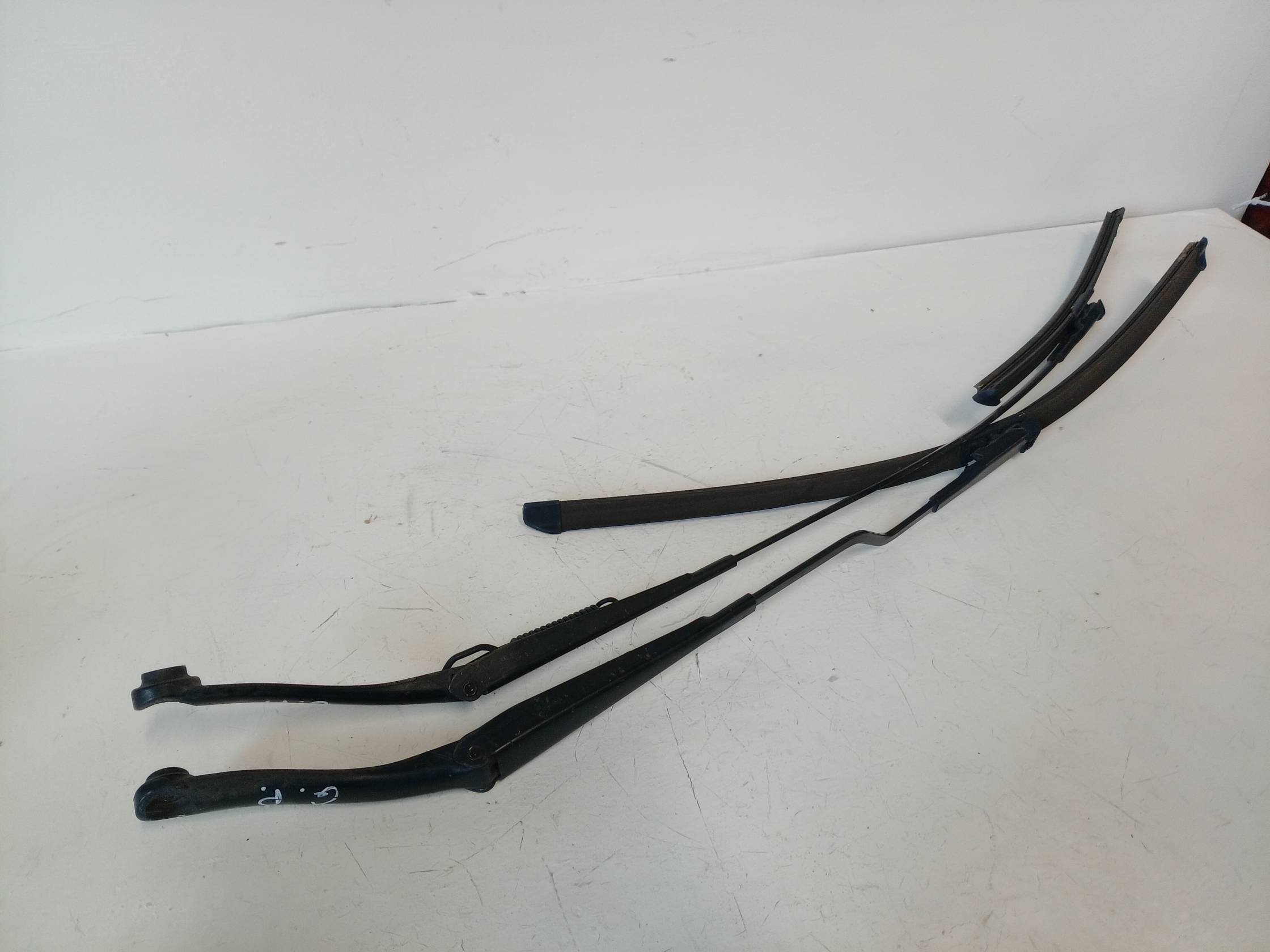 Braccio tergiparabrezza sx.