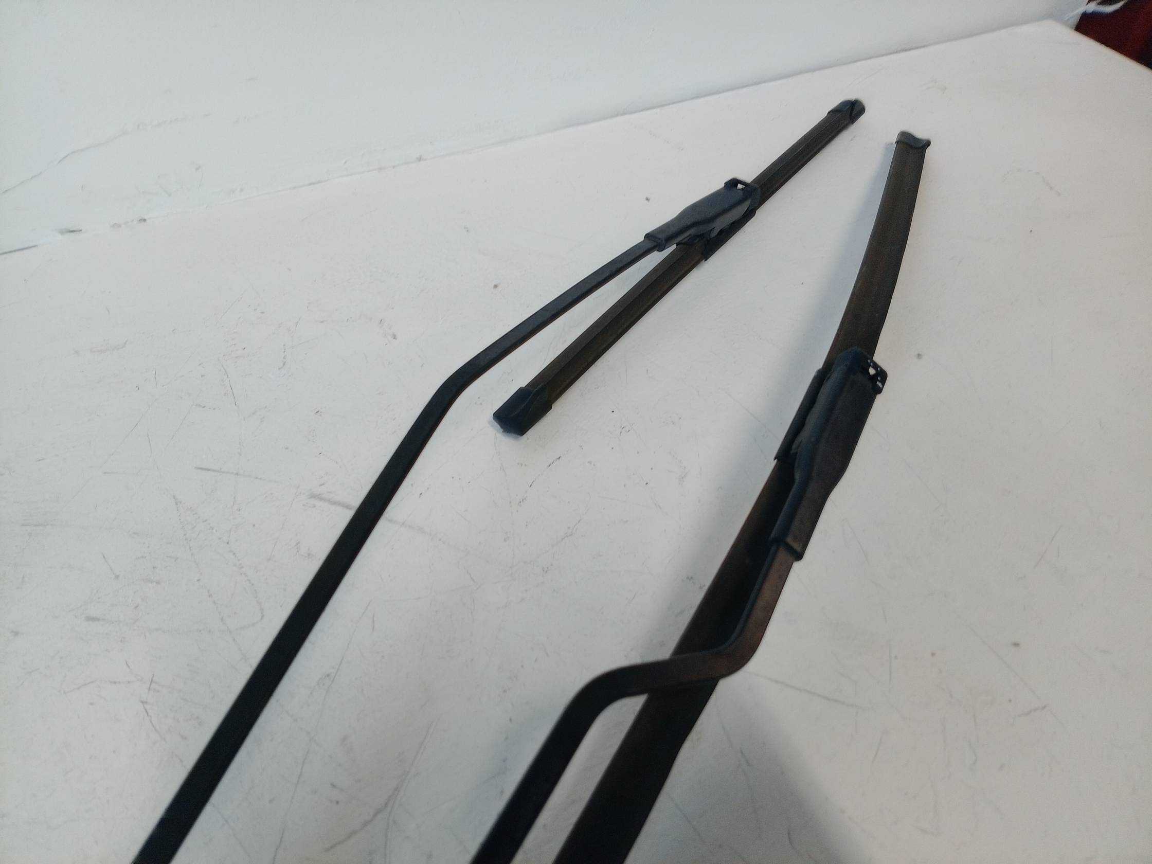 Braccio tergiparabrezza sx.