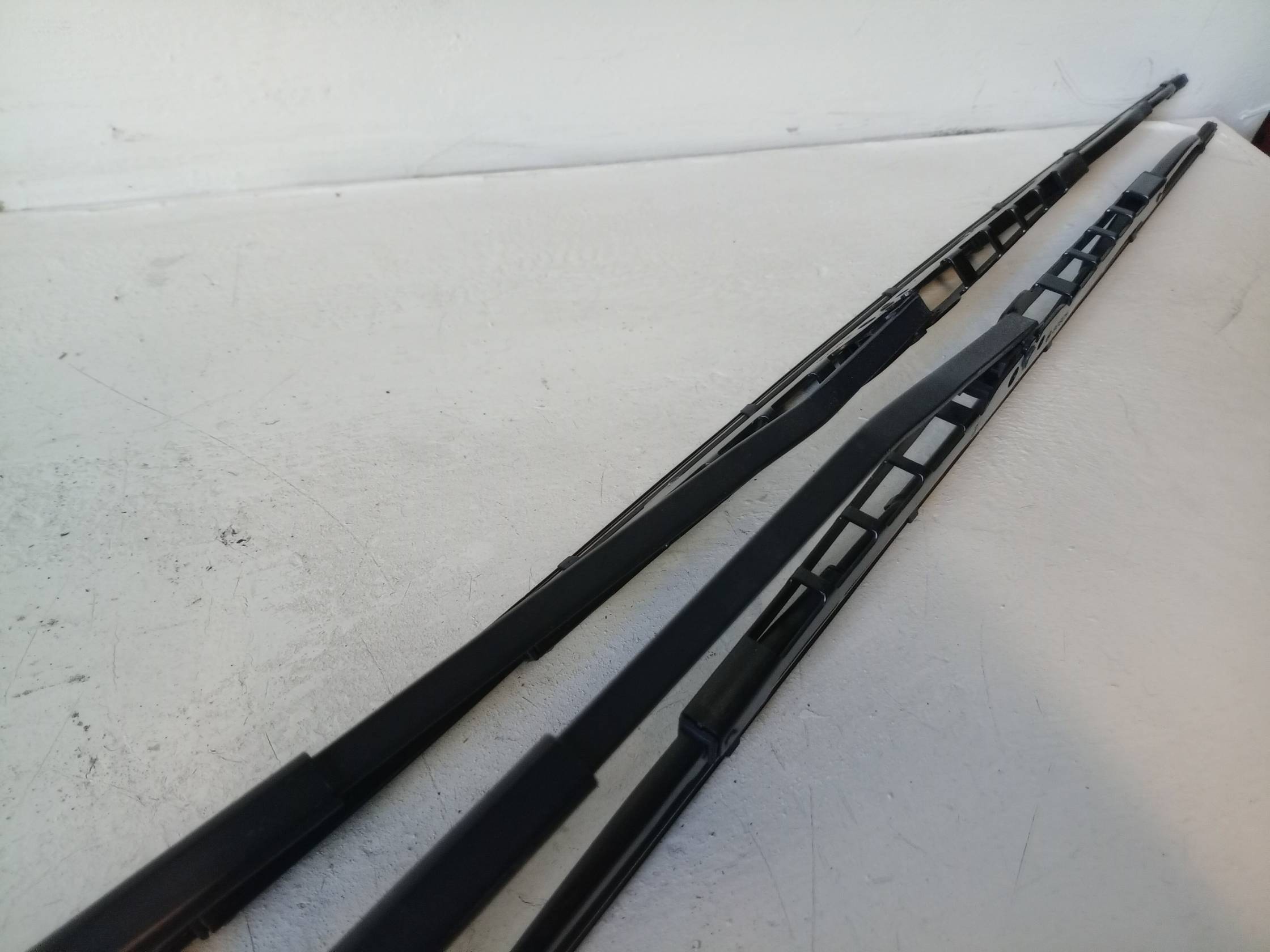 Braccio tergiparabrezza sx.