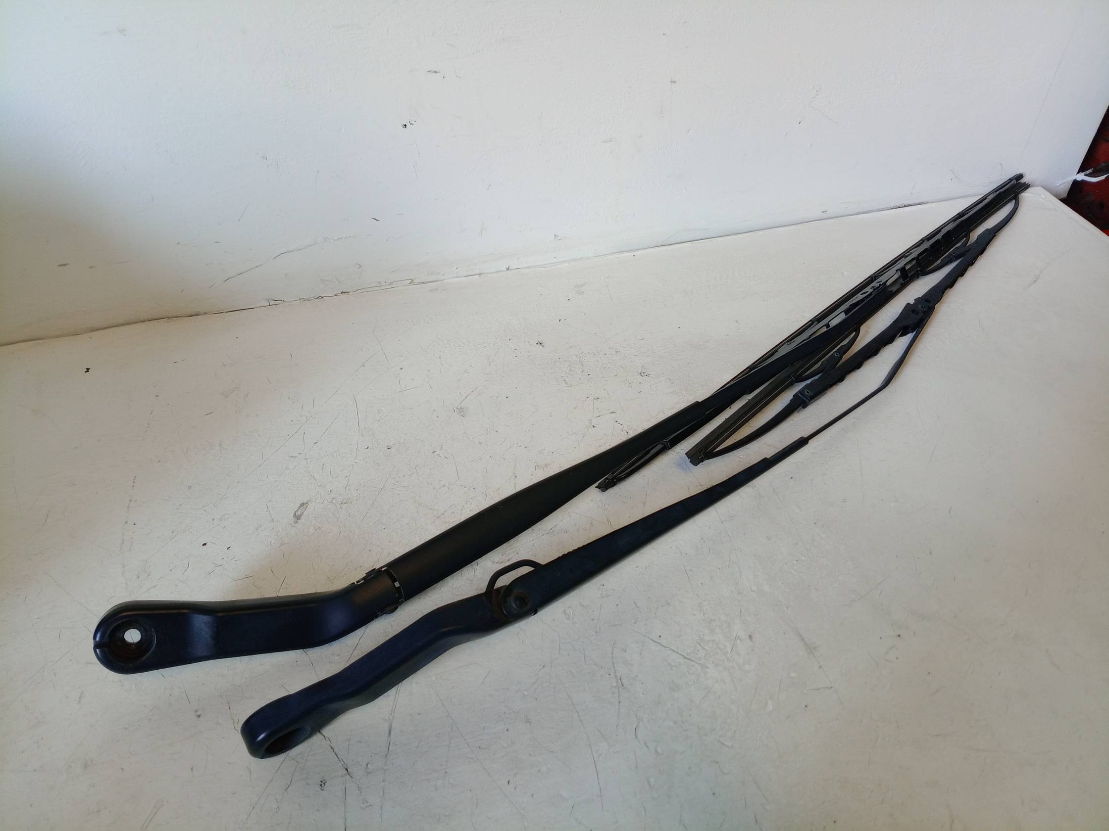 Braccio tergiparabrezza sx.