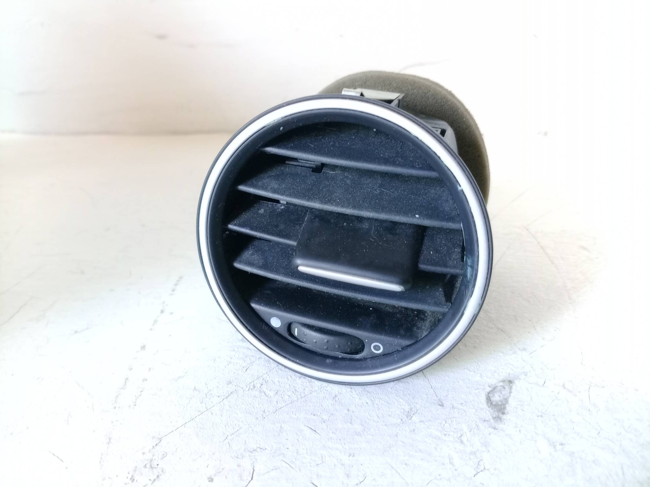 Bocchetta aria lat. cruscotto sx. Bocchetta aria lat. cruscotto sx.