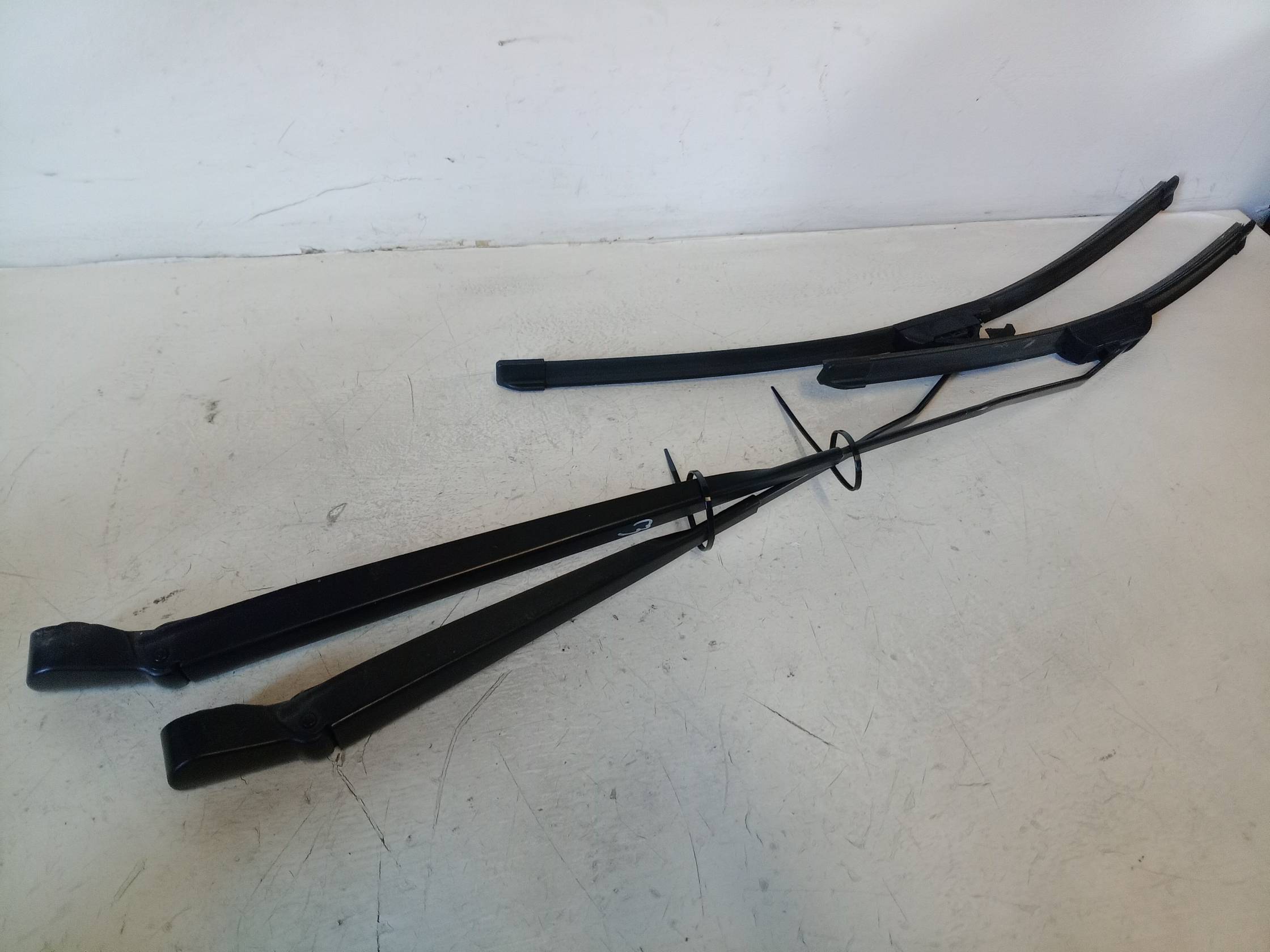 Braccio tergiparabrezza dx.