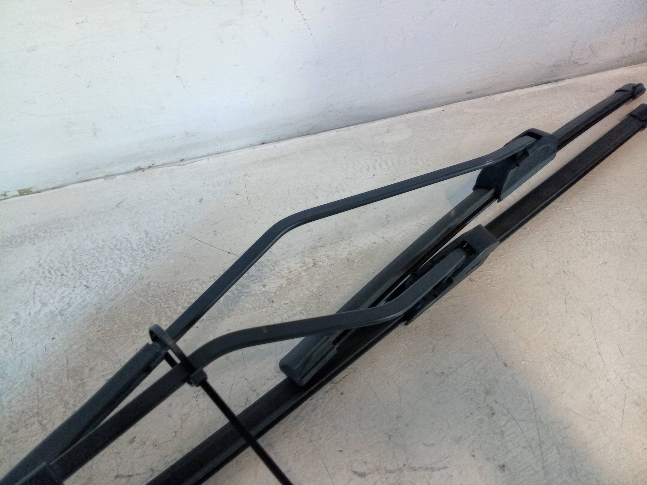 Braccio tergiparabrezza dx.