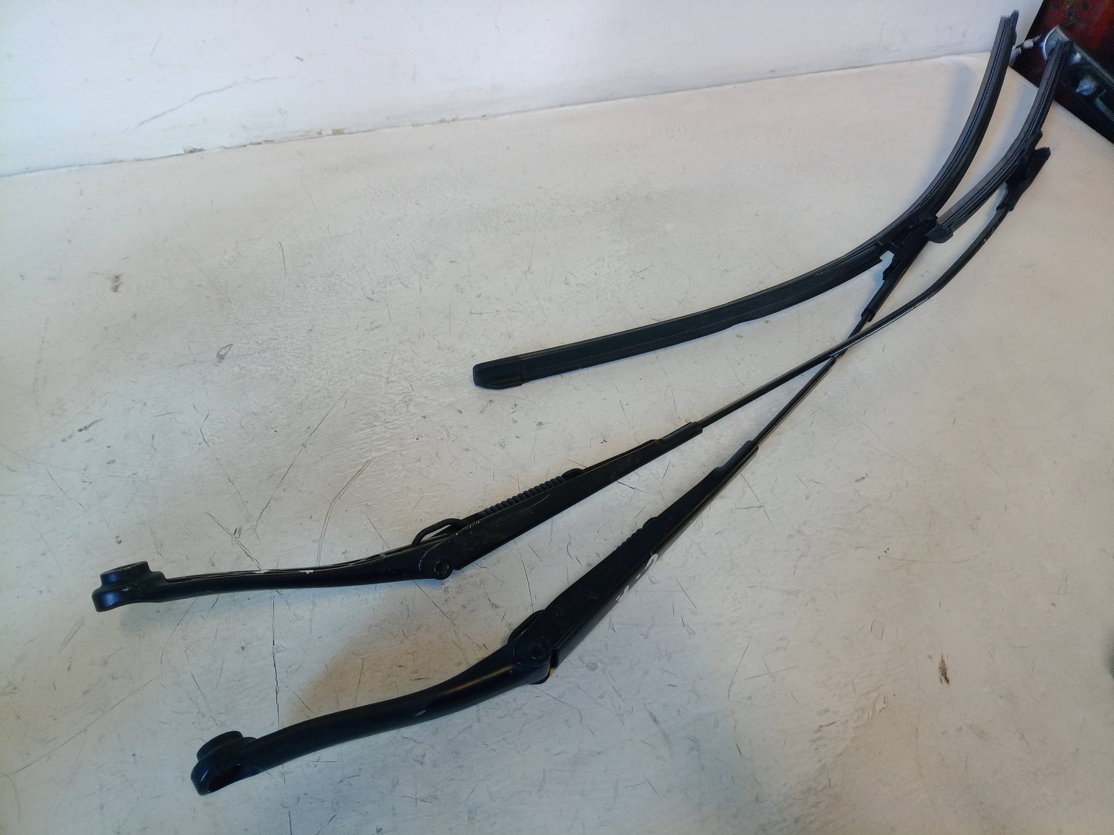 Braccio tergiparabrezza dx.