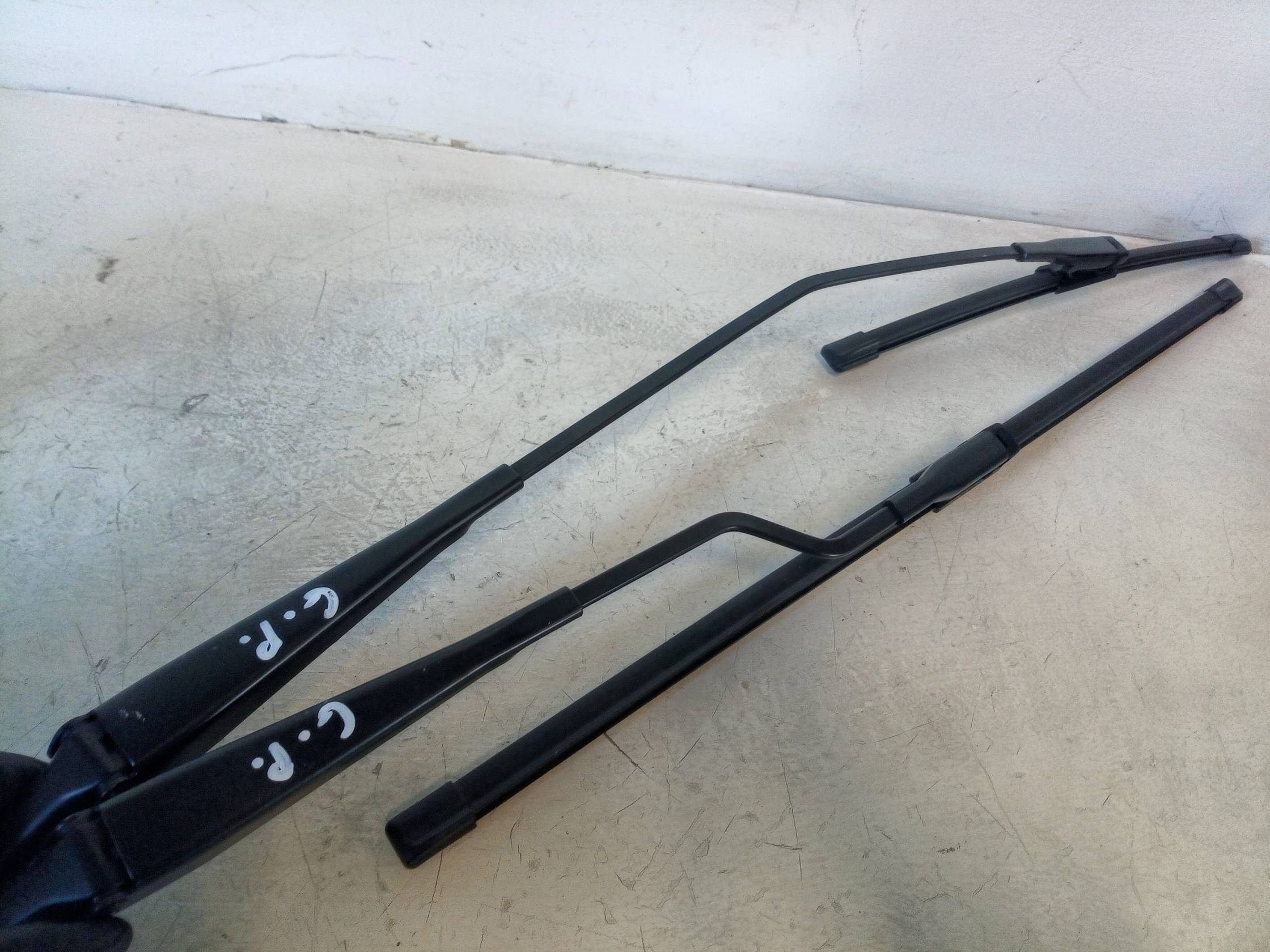 Braccio tergiparabrezza dx.