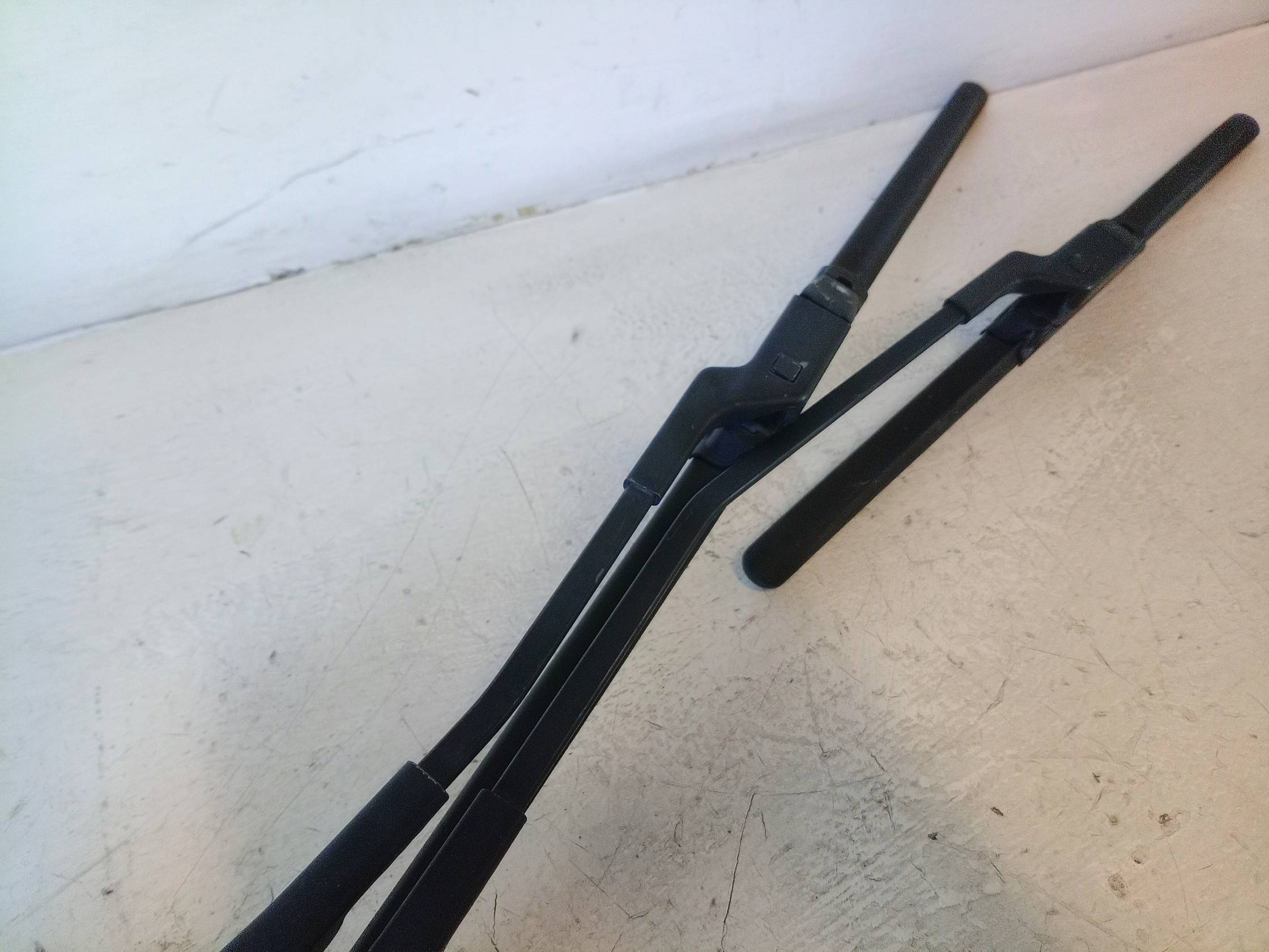 Braccio tergiparabrezza sx.