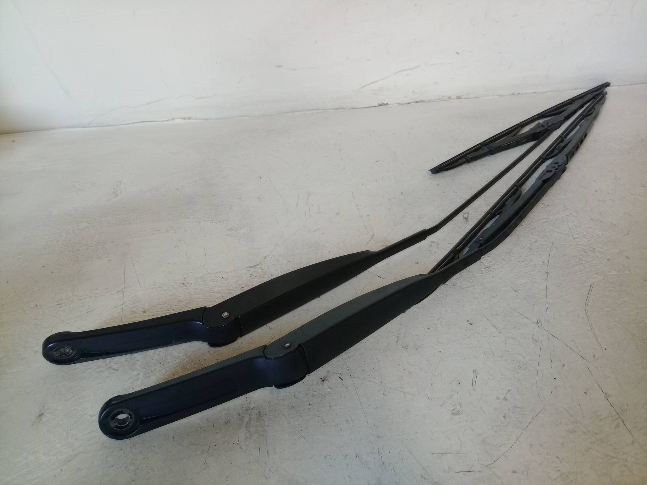 Braccio tergiparabrezza sx.